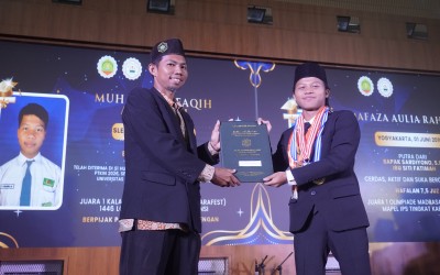 Wisudawan Terbaik MA Miftahunnajah Sleman 2026: Hafal 20 Juz Al-Qur’an, Publikasikan Karya Ilmiah Nasional, Diterima di Dua PTN Favorit, Muhammad Faqih Amrullah Buktikan Santri Mampu Menjadi Pemimpin Peradaban