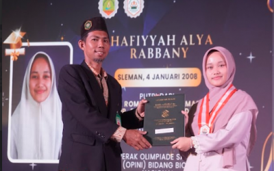 Dari Ketua OSIS, Hafidzah 8 Juz, hingga Lolos PTN : Shafiyya Alya Rabbani Dinobatkan sebagai Wisudawati Terbaik MA Miftahunnajah Sleman 2025/2026